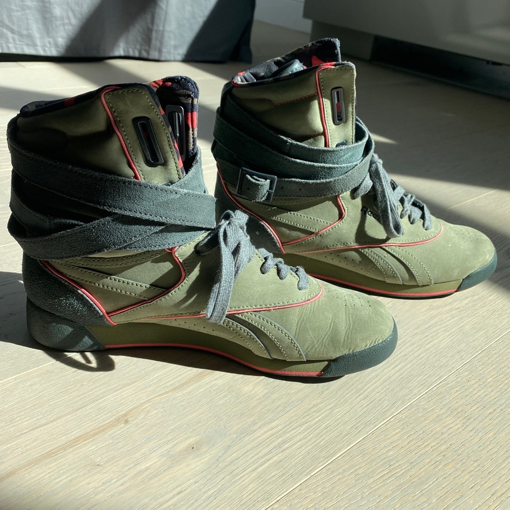 Brand New Reebok high top sneakers Size 7